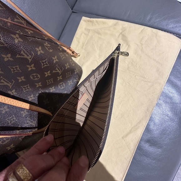 Louis Vuitton Neverfull MM - Picture 10 of 16
